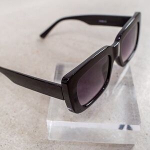 NWT Women’s Luxurious Black Rectangle Sunglasses